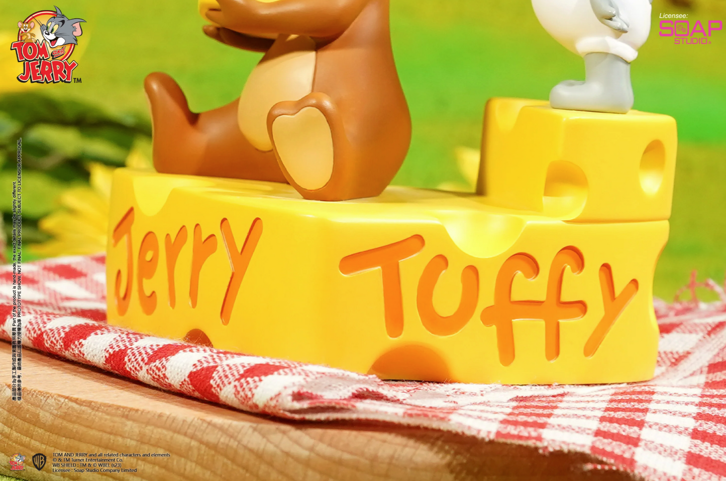 Soap Studio Tom and Jerry - Jerry feeds Tuffy Ornament